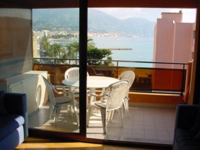 Вид на море из гостиной апартамента