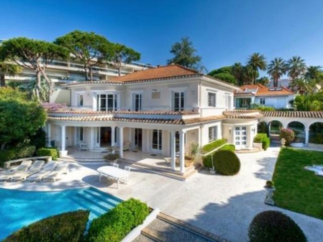 Вилла на берегу моря