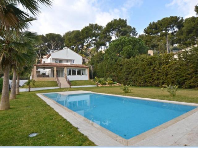 Вилла с бассейном