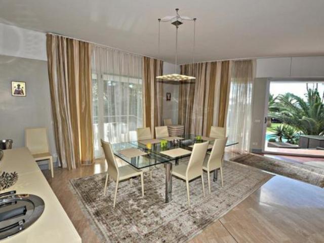 Обеденная зона с выходом к бассейну