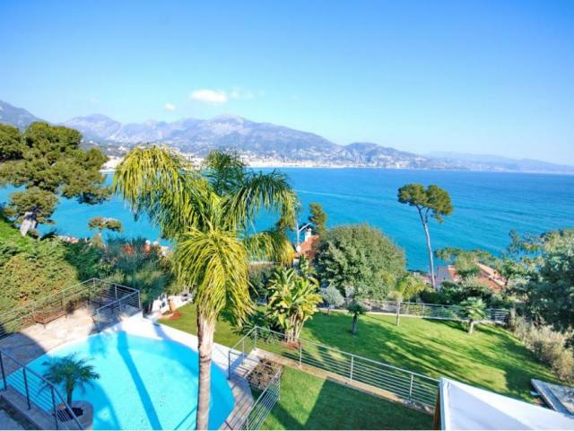 Потрясающая вилла в 50 метрах от берега в Рокабрюн-Кап-Мартен