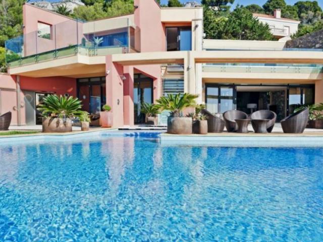 Великолепная прибрежная современная вилла