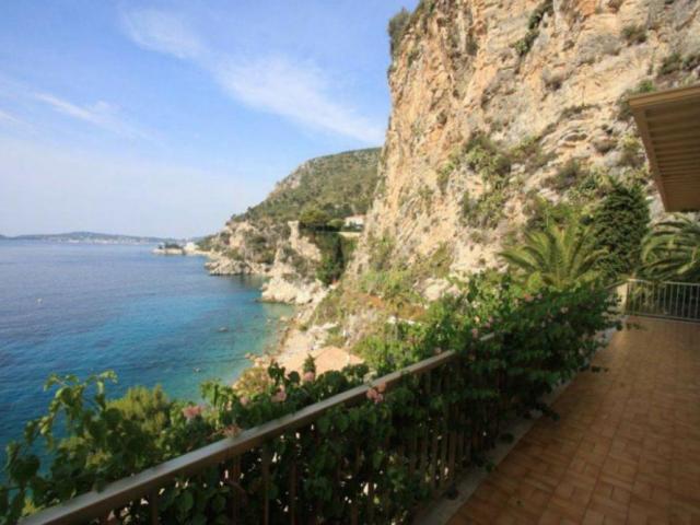 Вилла у самого берега моря в Кап дАй - фото 1