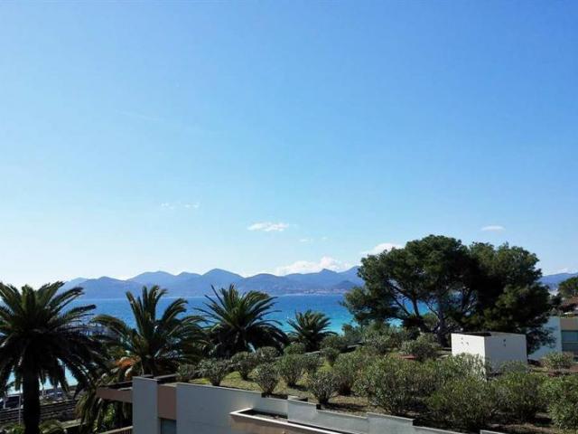 Вид на море с террасы апартамента