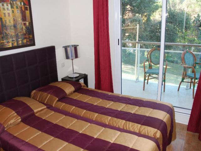 Интерьер спальни в квартире комплекса в Антибе