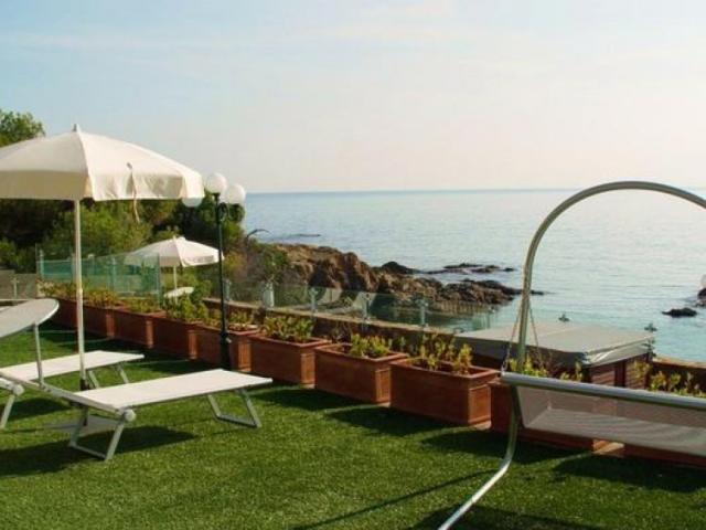 Зона отдыха с видом на море