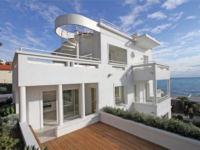 Современная вилла на первой линии