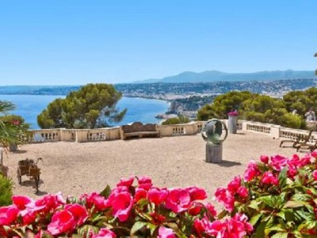 Площадка для отдыха с видом на море