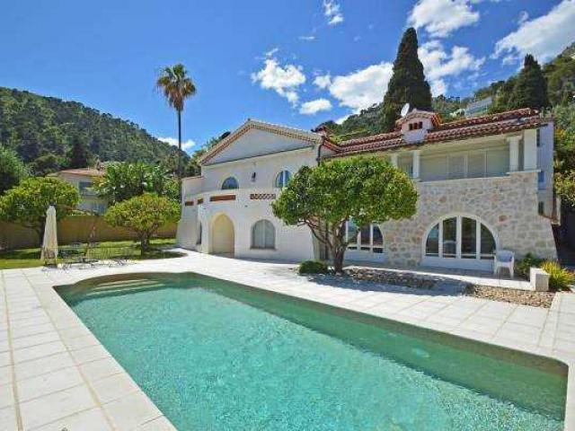 Светлая уютная вилла в местечке Эз