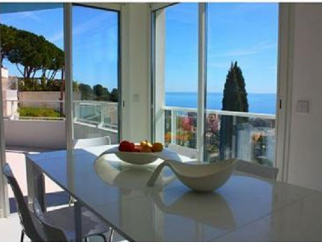 квартира в рокбрюн. столовая с видом на море