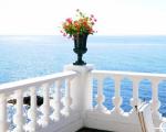 Недвижимость во Франции. Шикарный вид на море с террасы виллы в Maison